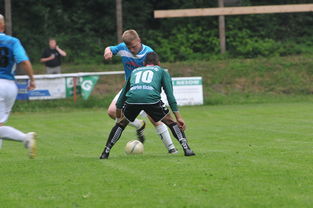 乐鱼体育平台app下载-足球教练战术布置备受关注，足球教练考虑到对手阵型